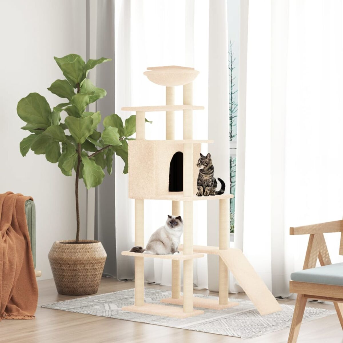 Katzenbaum mit zwei Katzen. Es hat mehrere Ebenen, eine Höhle und einen Kratzbaum. Neutrale Farben.