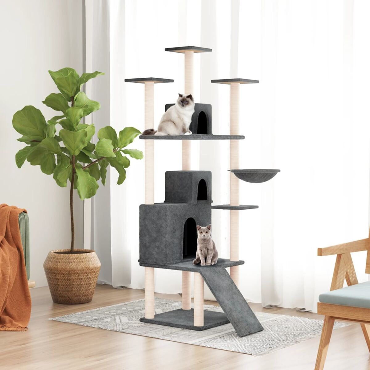 Katzenbaum mit zwei Katzen. Graue und weiße Struktur. Katzen ruhen und spielen.