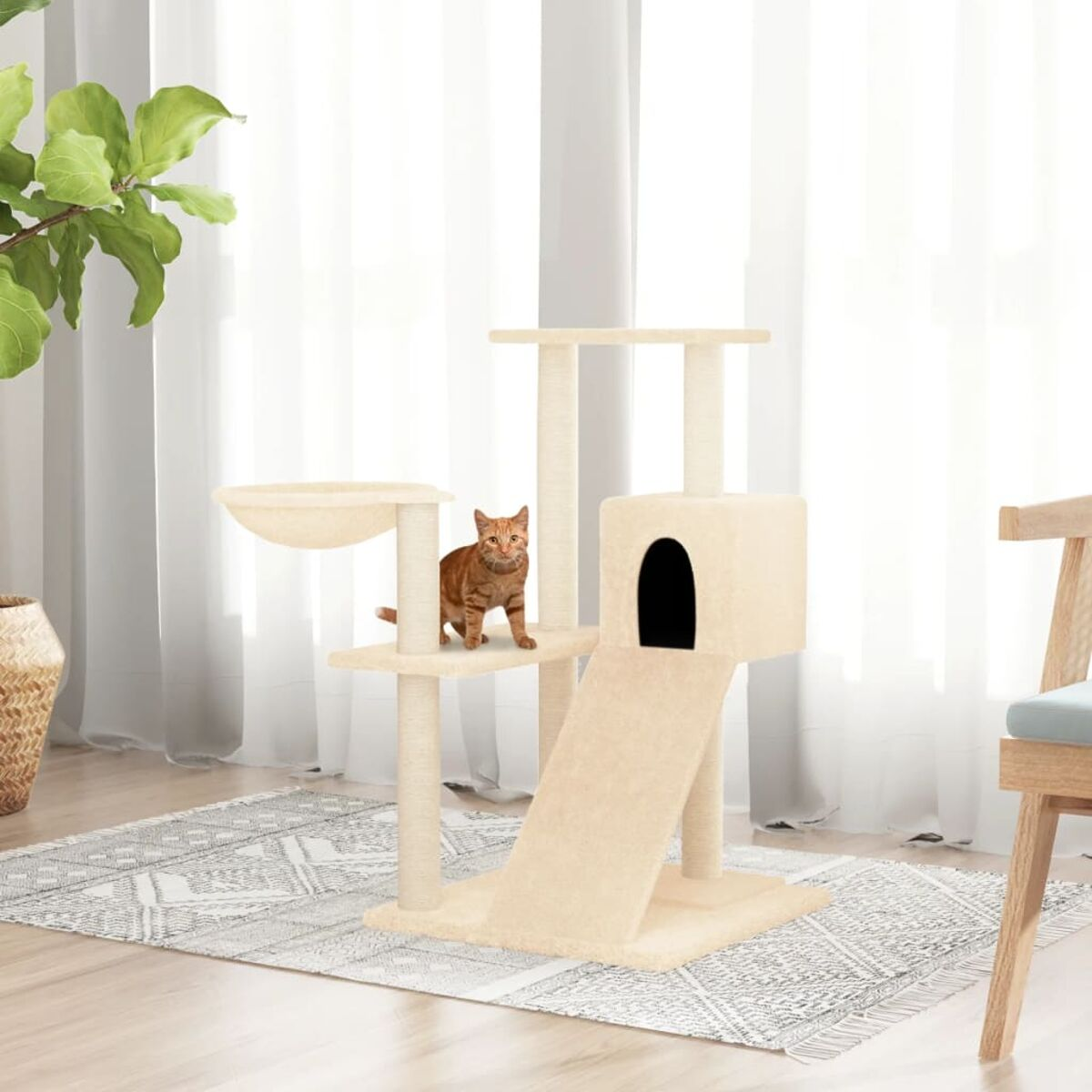Kratzbaum mit orangefarbener Katze. Beige Struktur, mehrere Ebenen, und ein Katzenhaus.