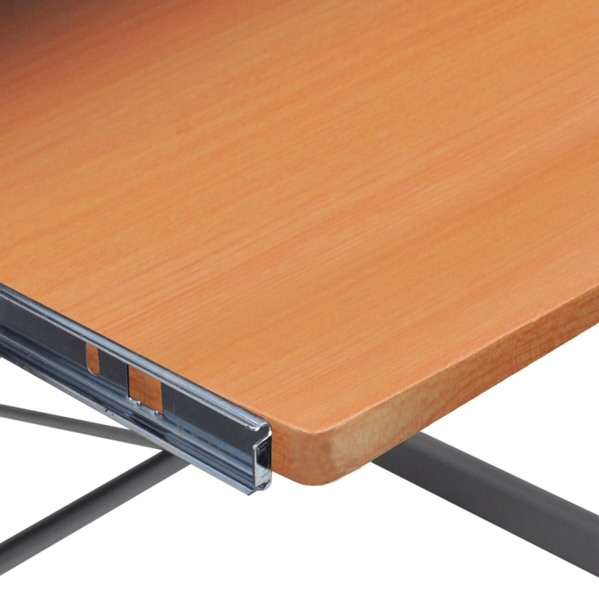 Nahaufnahme eines Holztisches mit einem metallenen Schubladenauszug.