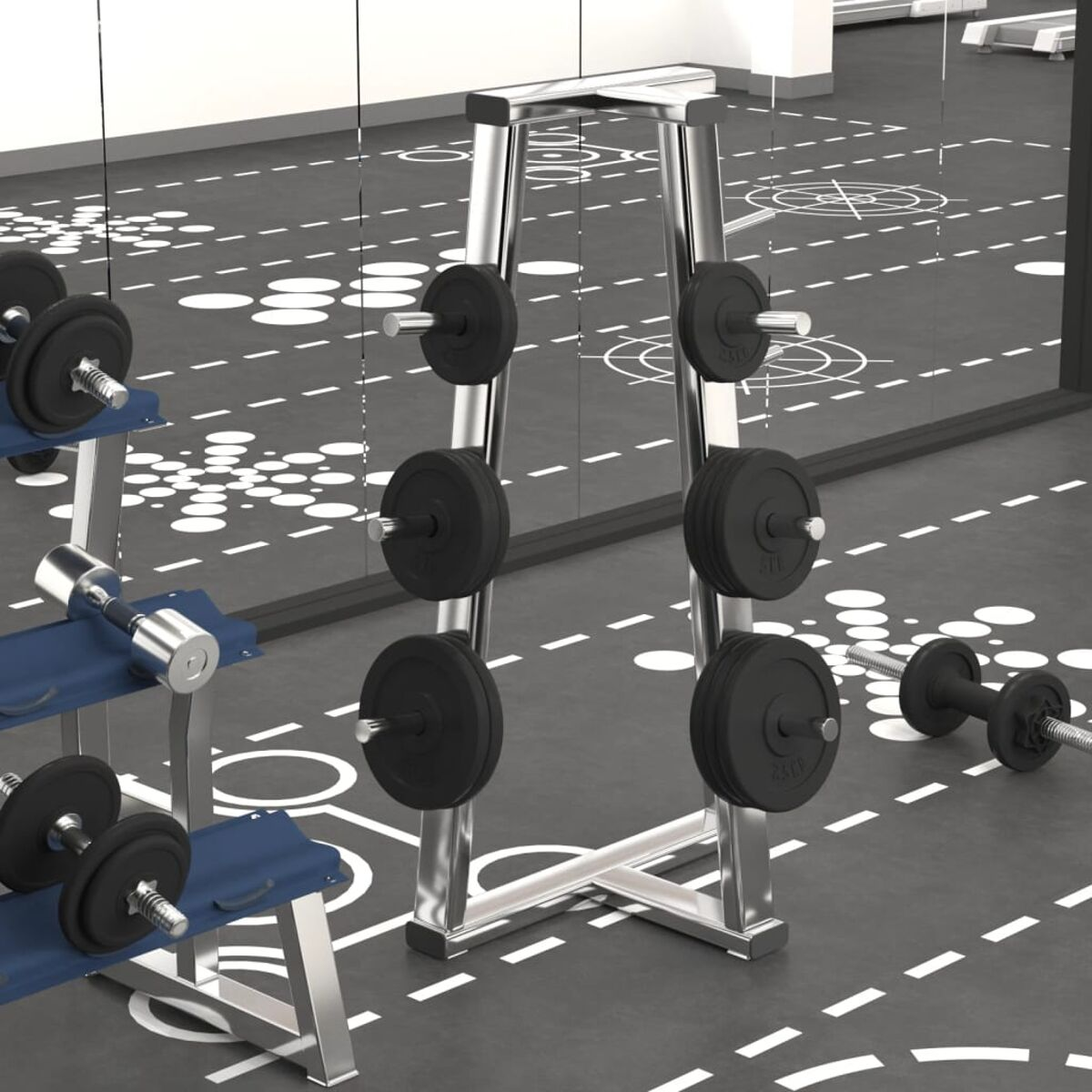 Fitnessgeräte. Gewichtsregal mit mehreren Gewichtsplatten. Kurzhanteln und eine Bank sind ebenfalls sichtbar.
