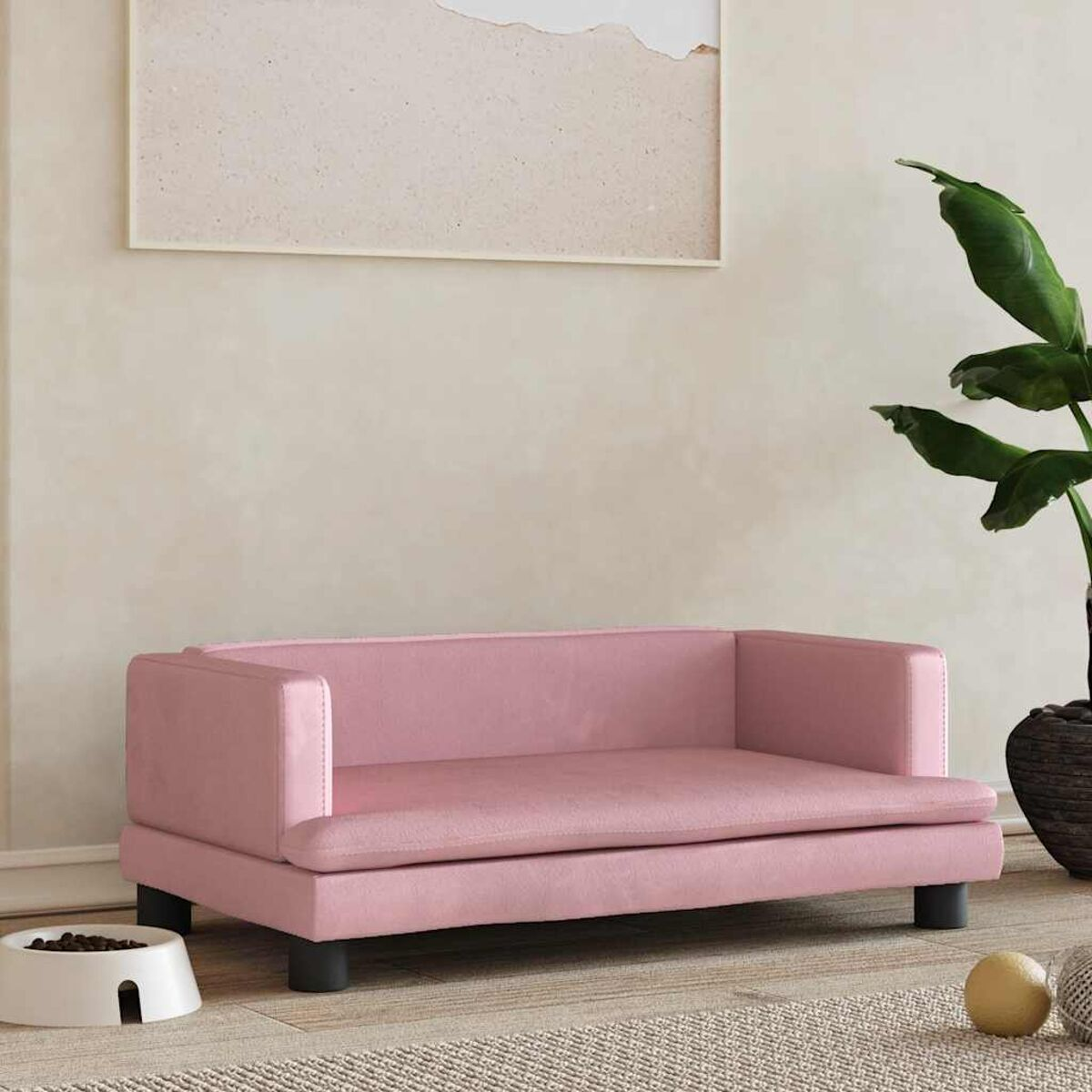 Rosa Haustier-Sofa mit schwarzen Beinen vor neutraler Wand. Futternapf und Pflanze in der Nähe.