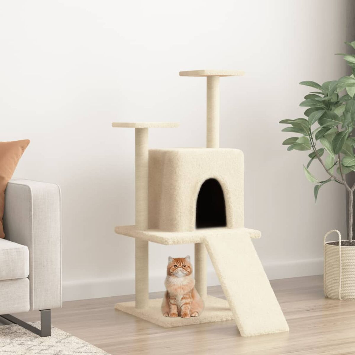 Katzenbaum mit drei Plattformen, einem Versteck und einer Rampe. Eine Katze sitzt unten.