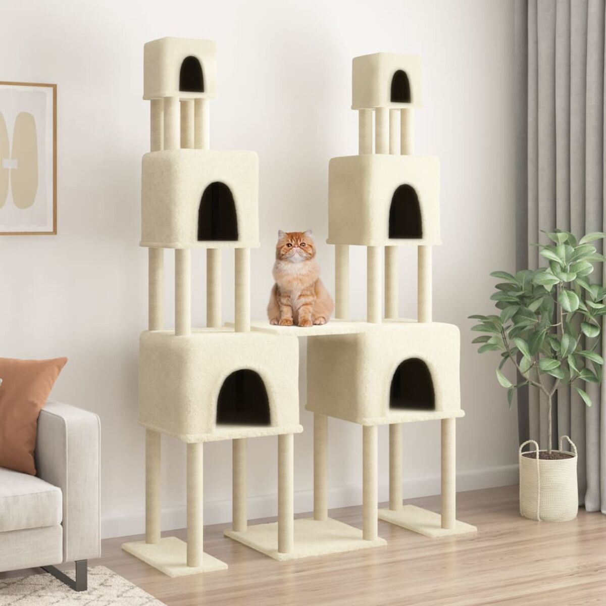 Katzenbaum mit beigen Plattformen und einer Katze. Eine Katze sitzt auf einer Plattform. Eine Pflanze im Hintergrund.