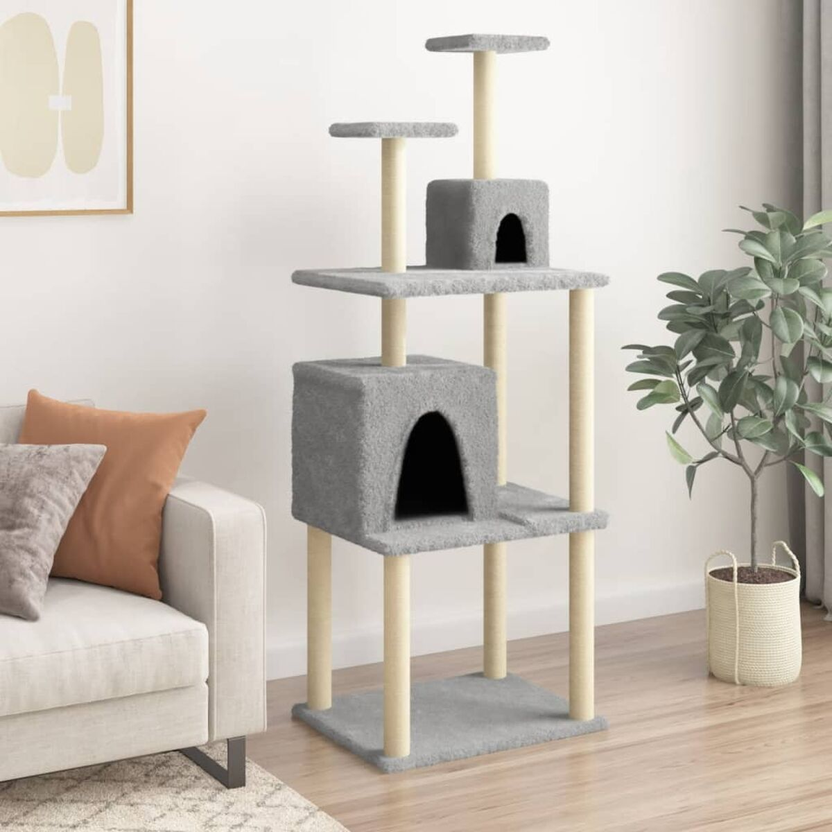 Ein Katzenbaum mit mehreren Ebenen, einem überdachten Würfel und zwei Plattformen. Eine weiße Couch ist in der Nähe.
