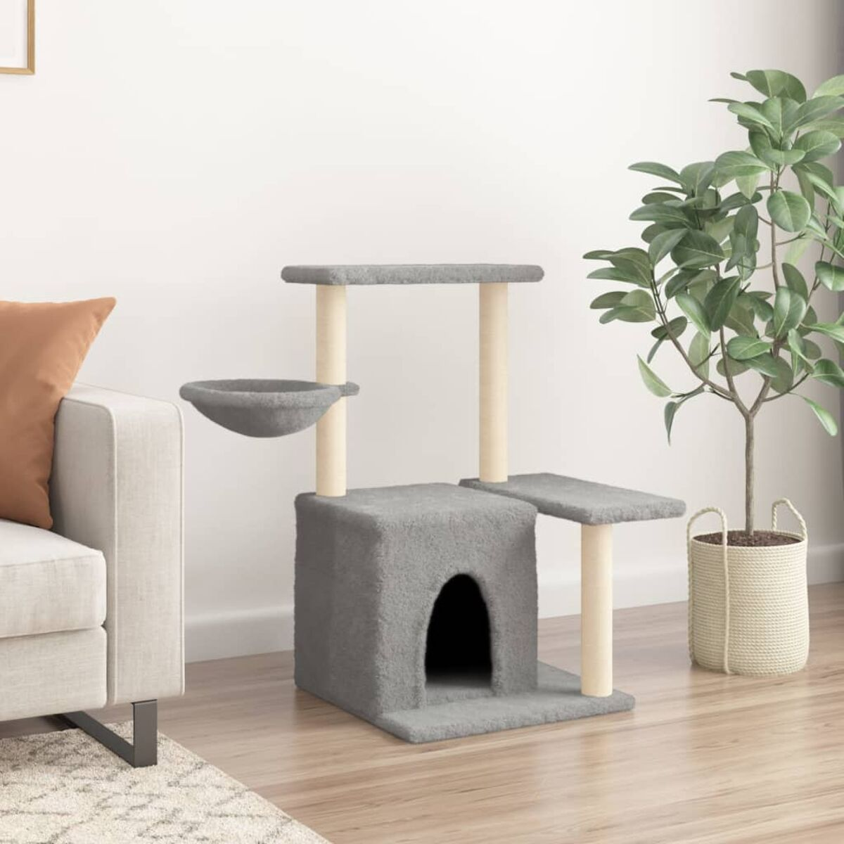 Grauer Katzenbaum mit Höhle, Schale und Plattformen. Pflanze und Sofa im Hintergrund.