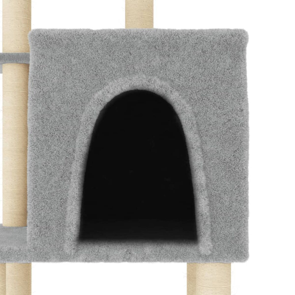 Nahaufnahme eines grauen Katzenbaumhauses mit gewölbtem Eingang. Beige Säulen im Hintergrund.