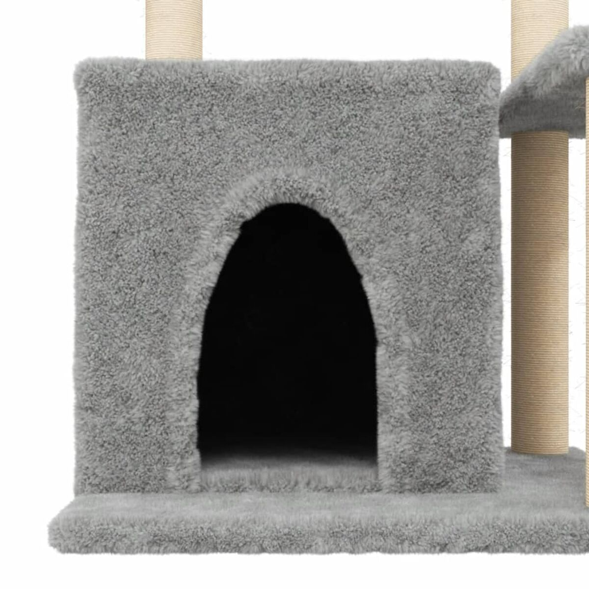 Grauer Katzenbaum mit höhlenartigem Haus und zwei Kratzbäumen. Beiger Teppich.