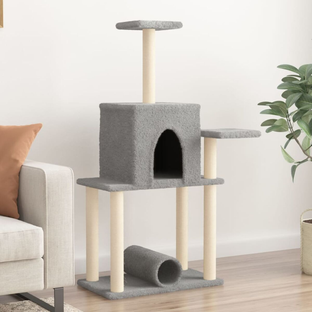 Ein grauer Katzenbaum mit mehreren Plattformen, einem Haus und einem Tunnel. Beige Pfosten und weiße Wand im Hintergrund.