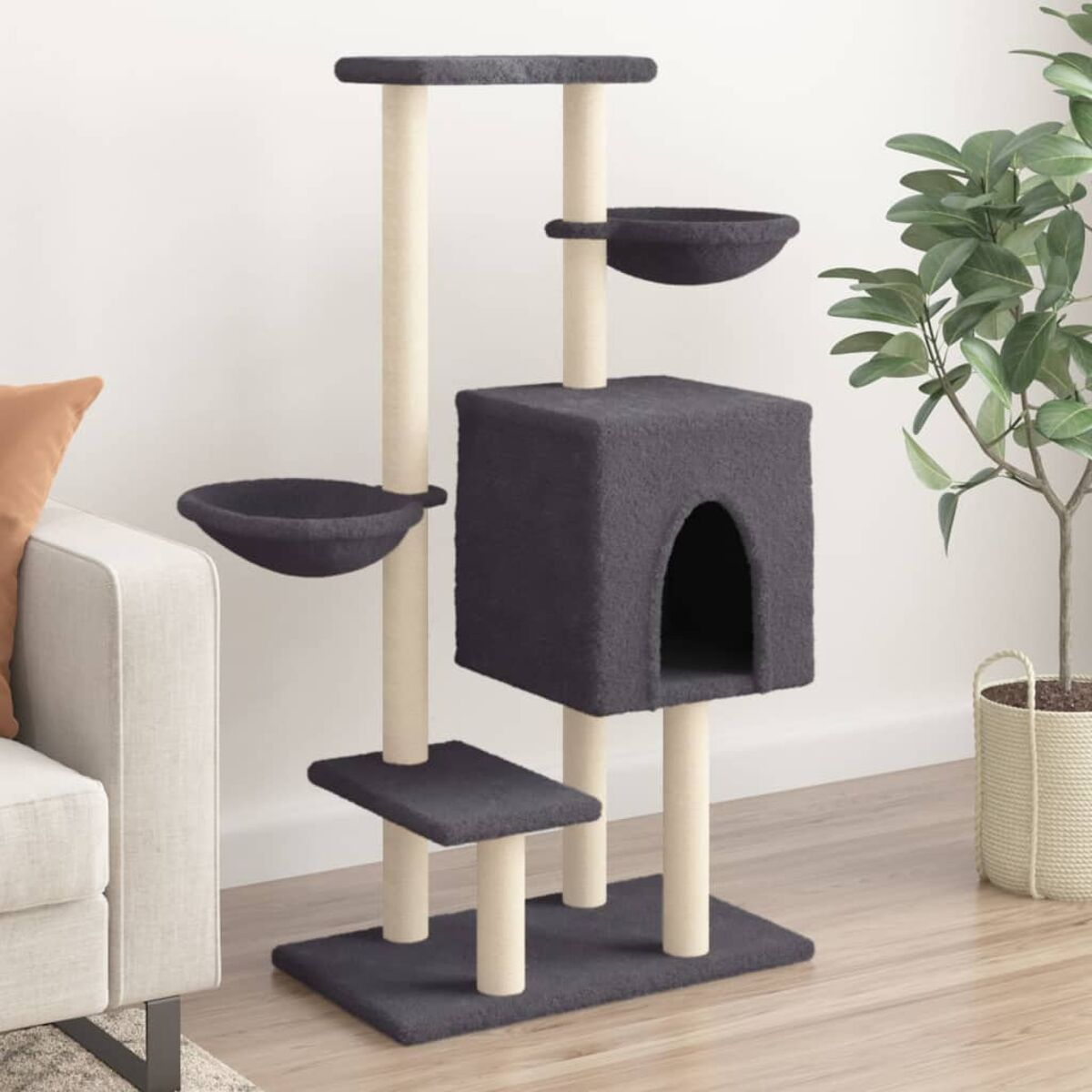 Ein hoher Katzenbaum mit mehreren Ebenen, darunter ein Haus, Plattformen und Kratzbäume.