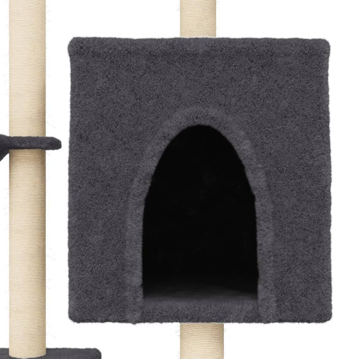 Nahaufnahme eines grauen Katzenhauses mit rundem Eingang. Links ist ein beiger Kratzpfosten.