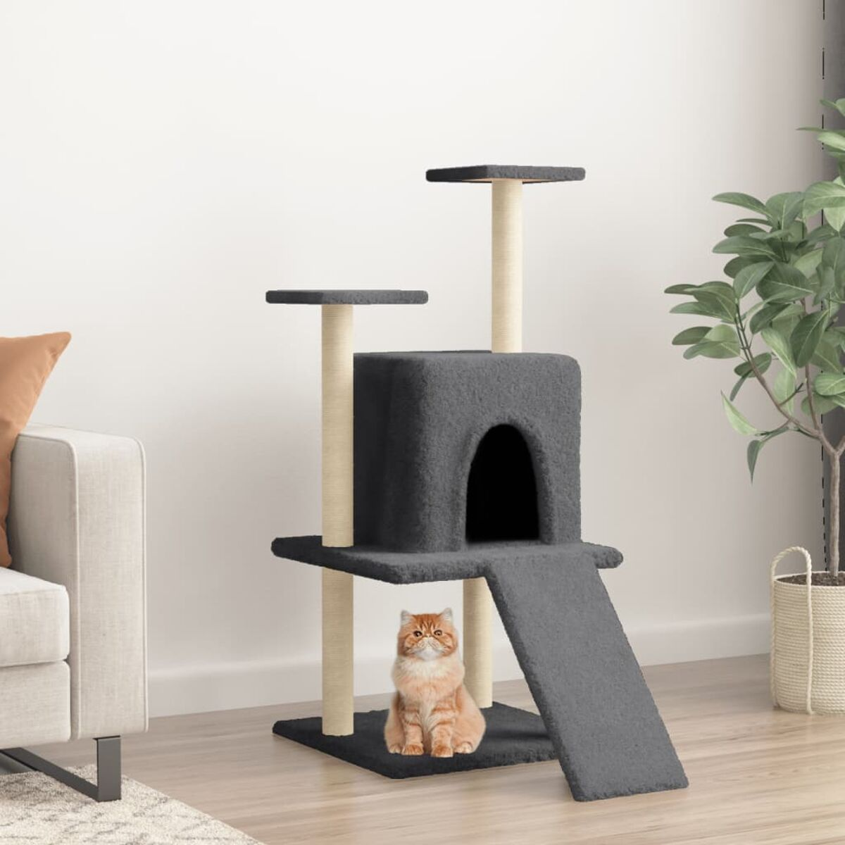 Eine orangefarbene Katze sitzt in der Nähe des Bodens eines grauen Katzenbaums mit Rampe.