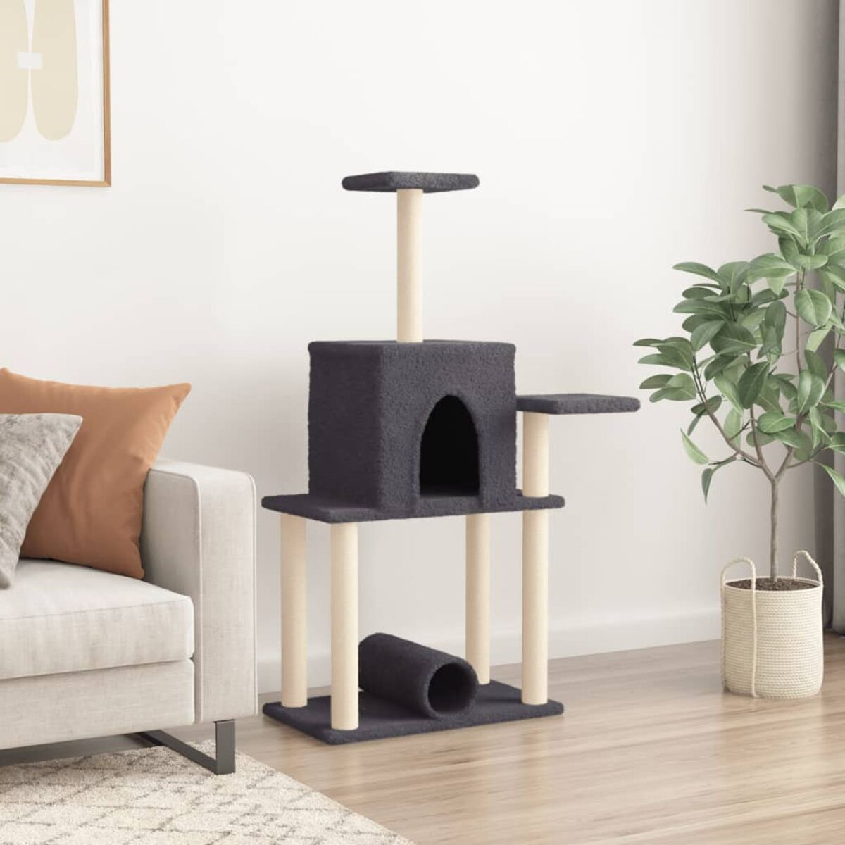 Dunkelgrauer Katzenbaum im Wohnzimmer. Er hat mehrere Ebenen und einen Tunnel.