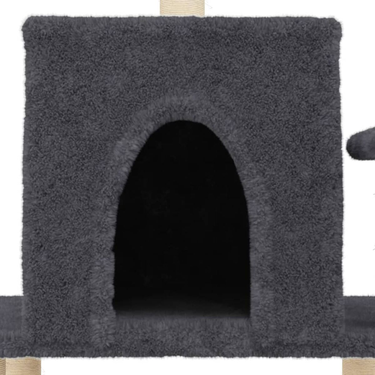Nahaufnahme der grauen Katzenbaumhöhle. Dunkle Öffnung, mit weichem Material bedeckt.