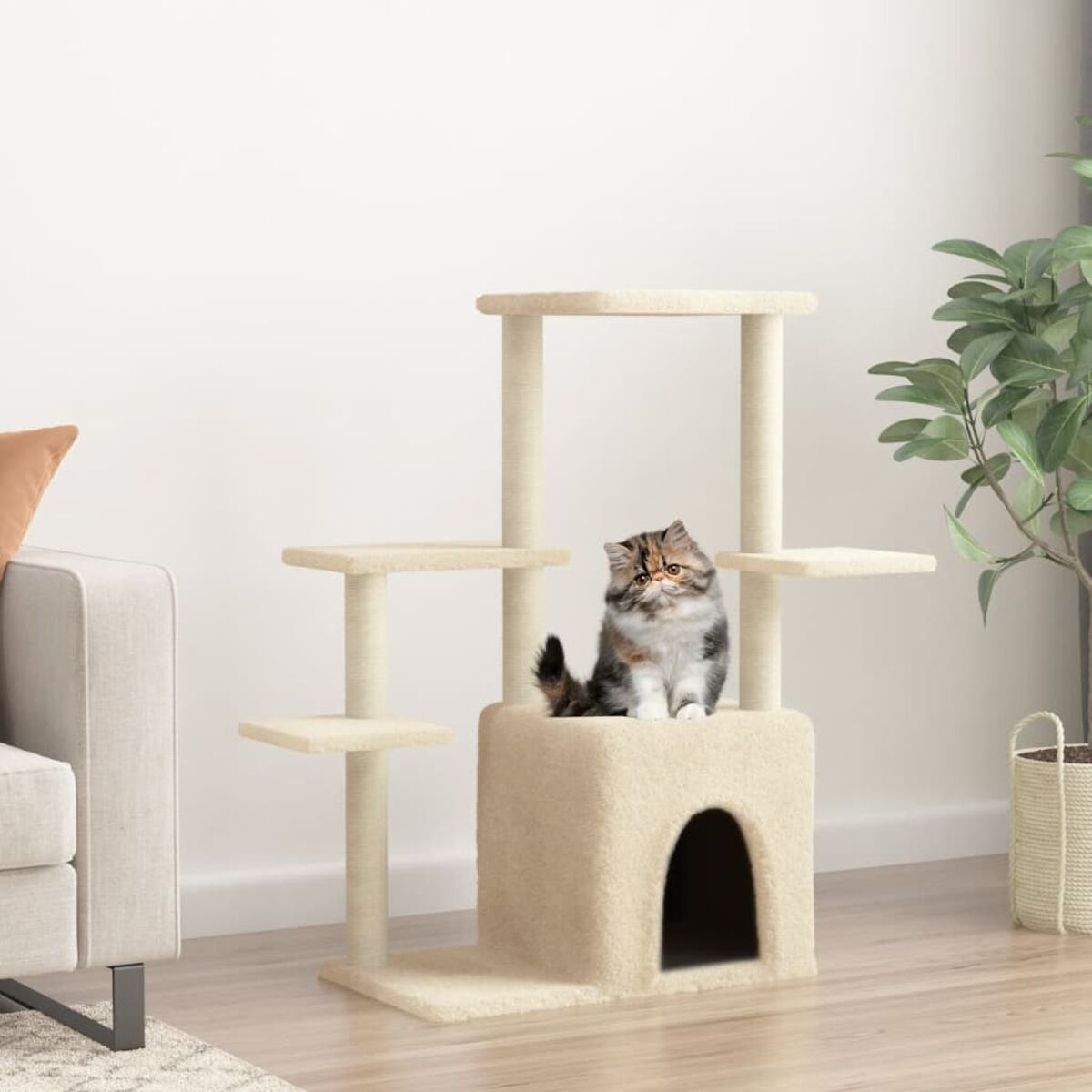 Eine Katze auf einem Katzenbaum mit mehreren Ebenen. Beiger Katzenbaum.