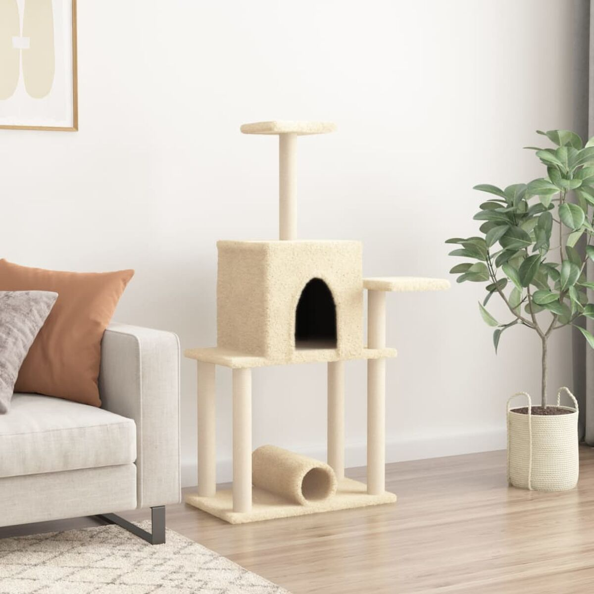 Ein beiger Katzenbaum mit Haus, Plattformen und einem Katzentunnel. Eine Pflanze im Hintergrund.
