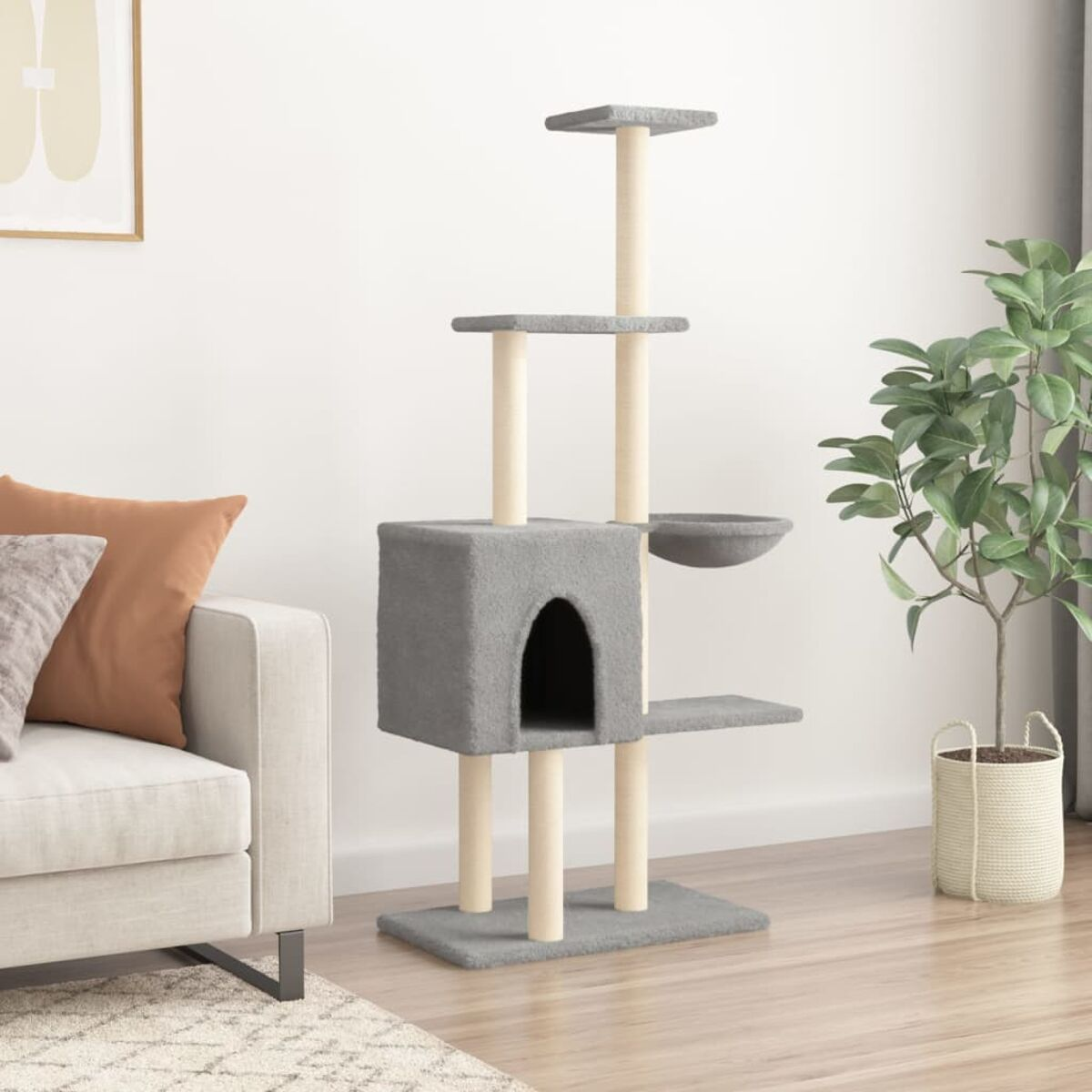 Katzenbaum mit grauem Stoff, mehreren Ebenen und einer Höhle, in einem Wohnzimmer.