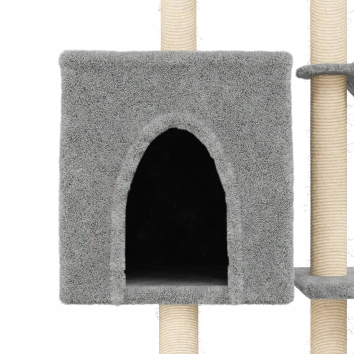 Nahaufnahme eines Katzenbaum-Würfelhauses mit einem gewölbten Eingang und einer grauen, strukturierten Oberfläche.