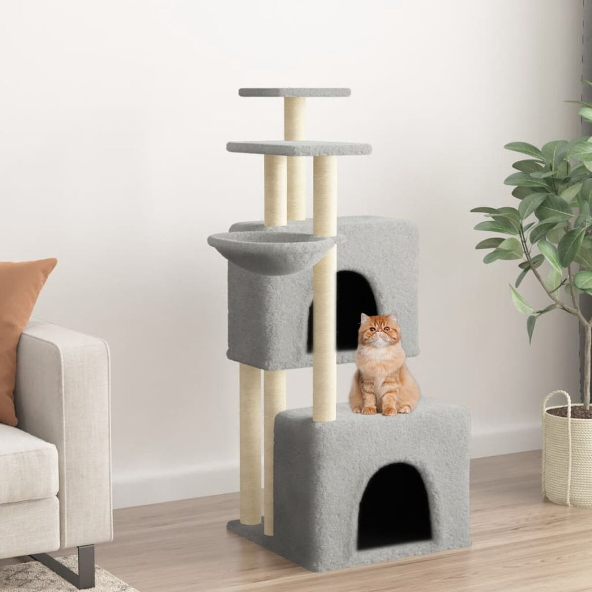 Grauer Katzenbaum mit Plattformen, eine Katze sitzt oben. Cremefarbene Pfosten.