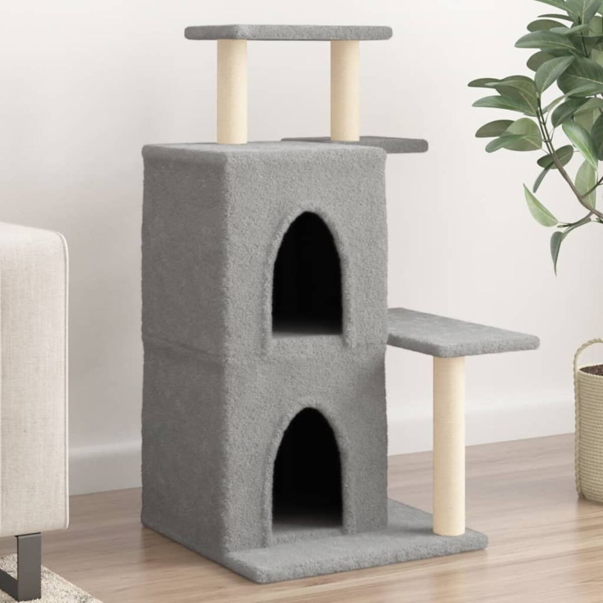 Ein grauer Katzenbaum mit zwei Höhlen, einer Plattform und Kratzbäumen in einem Raum mit hellem Holzboden.