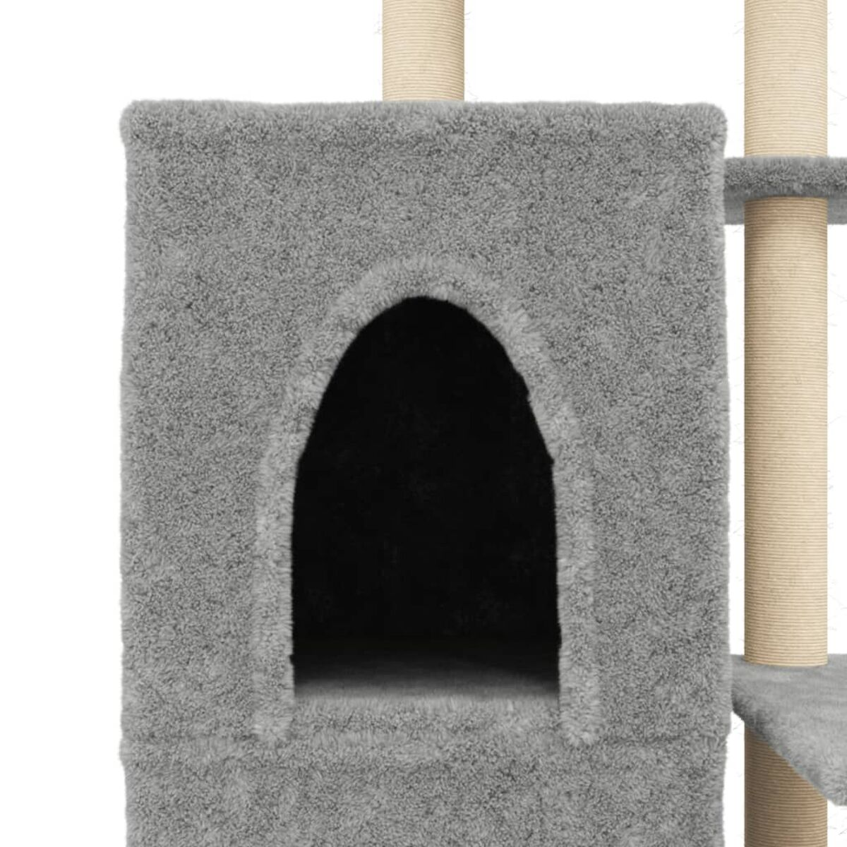Nahaufnahme der hausförmigen Struktur eines grauen Katzenbaums, mit einem bogenförmigen Eingang.
