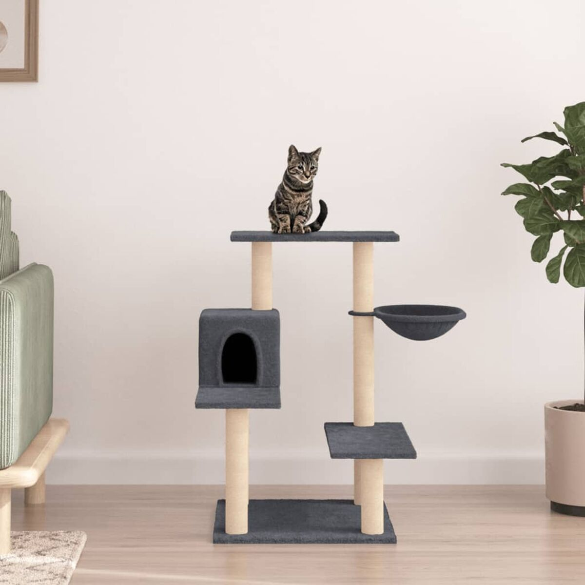 Eine Katze oben auf einem grauen Katzenbaum. Es gibt ein Haus, eine Schüssel und Plattformen.