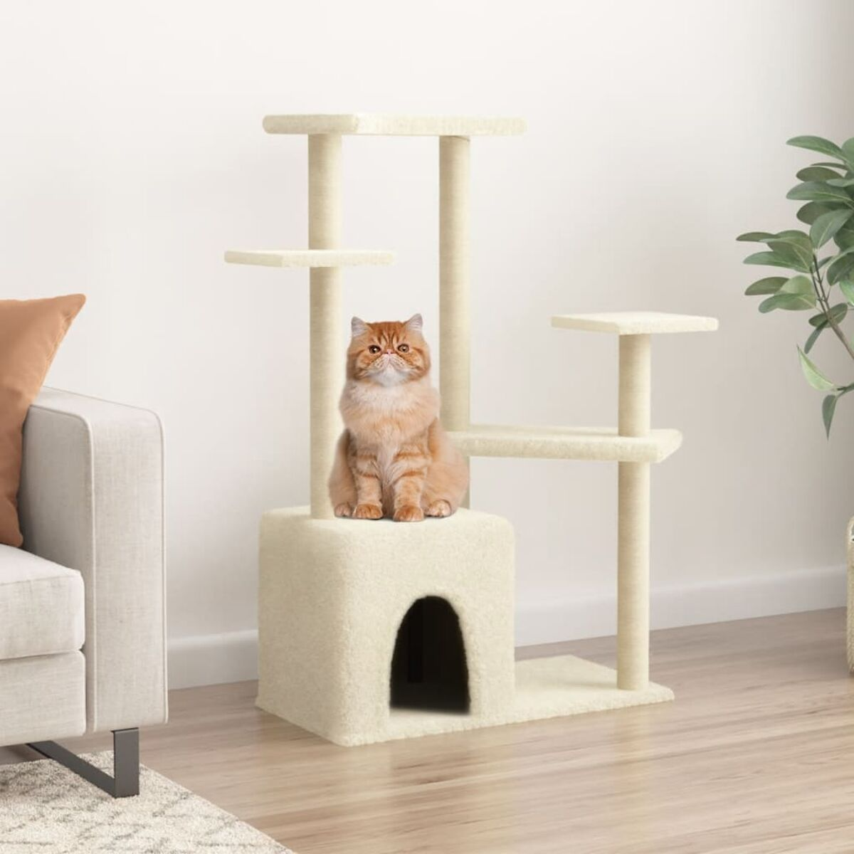 Katzenbaum mit Katze oben. Beige, mit mehreren Ebenen und Plattformen.