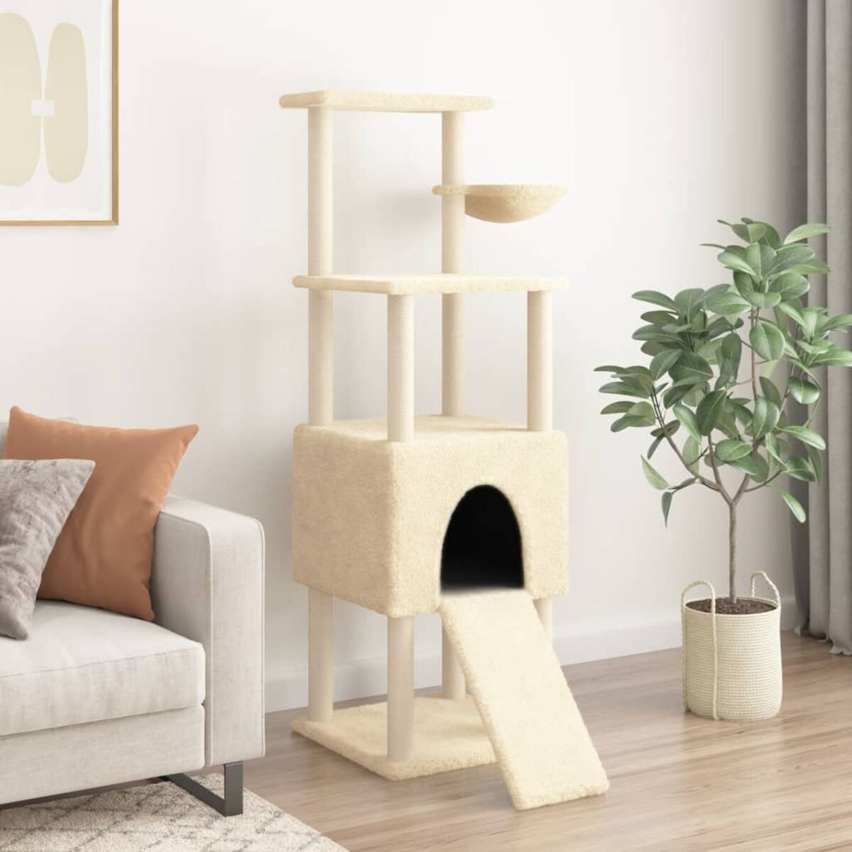Kratzbaum mit mehreren Ebenen, einer Höhle, einer Rampe und einer Ruhe-Schale. Beige Farbe.