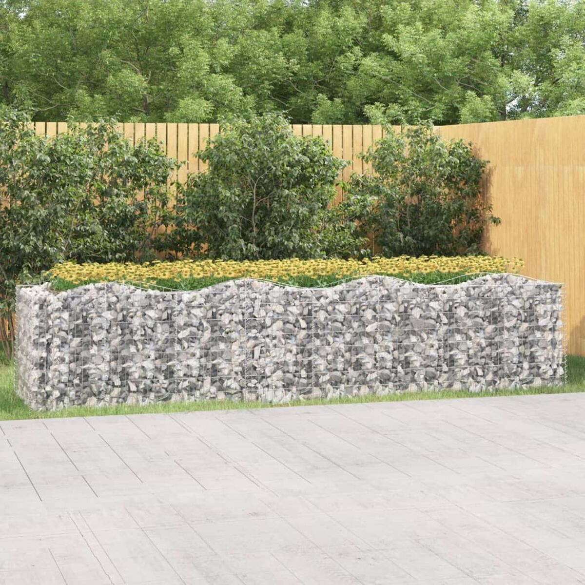 Gabionen-Gartenbeet mit Steinen gefüllt, mit Blumen oben drauf.