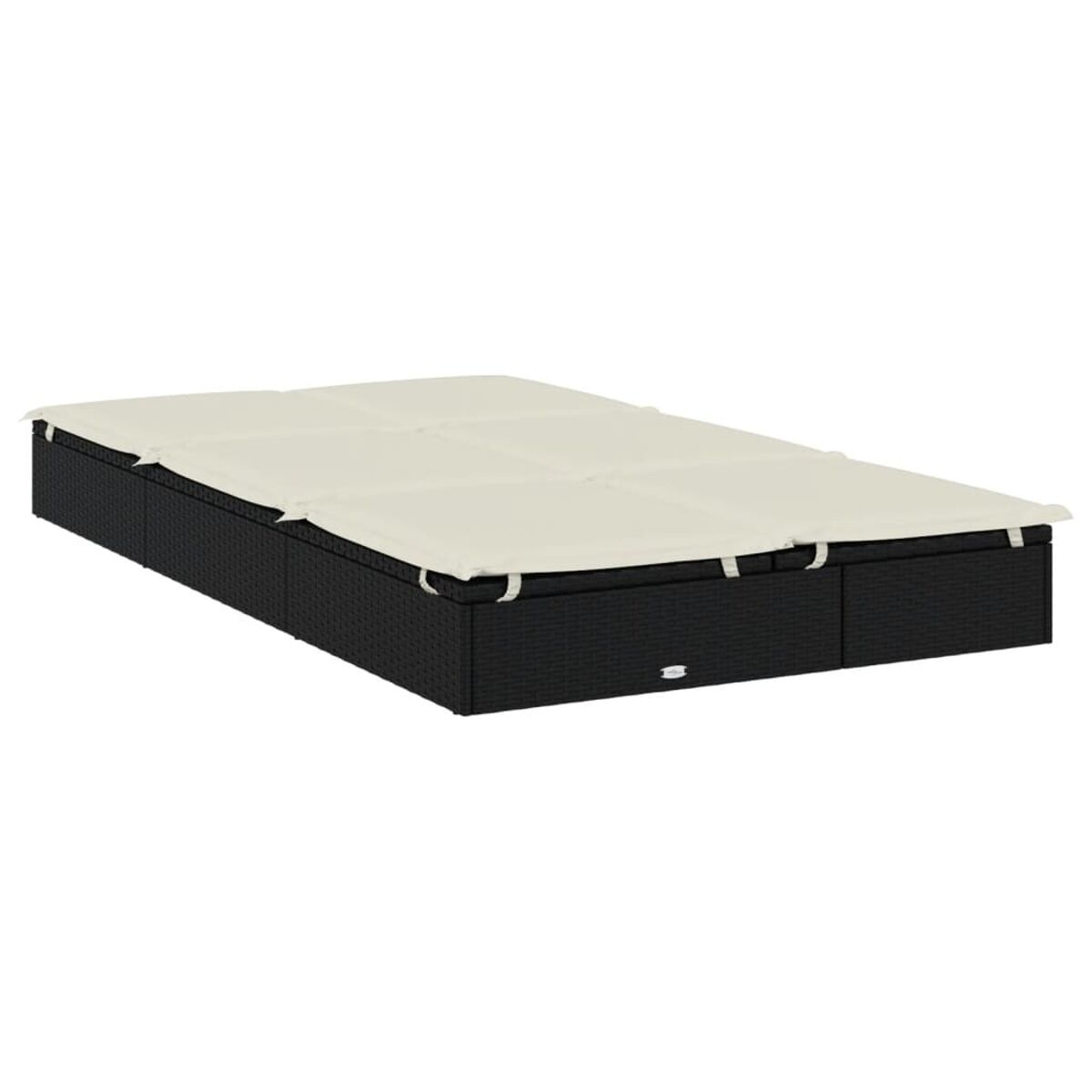 Schwarzes Outdoor-Tagesbett aus Korbgeflecht mit cremefarbenen Kissen. Das Bett ist rechteckig und niedrig.