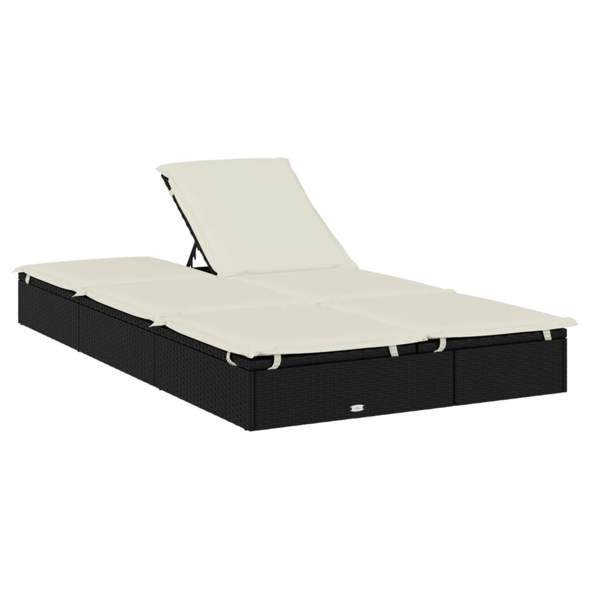 Schwarze Outdoor-Liege aus Korbgeflecht mit cremefarbenen Kissen. Mehrere Abschnitte. Weißer Hintergrund.