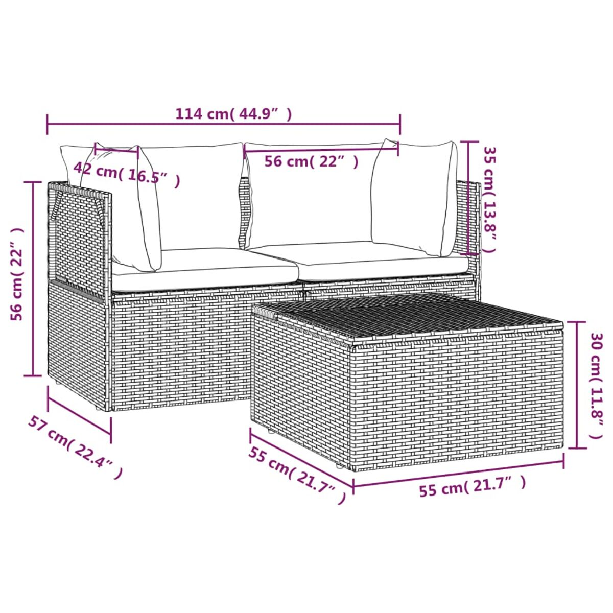 Graues Outdoor-Sofa aus Korbgeflecht mit Kissen und passendem quadratischem Couchtisch.