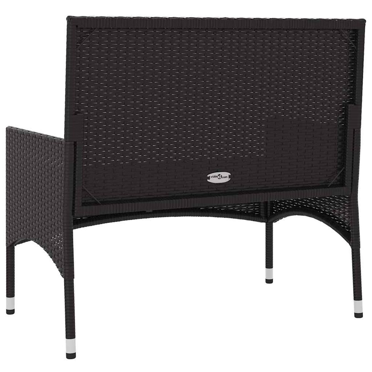 Eine braune Outdoor-Bank aus Korbgeflecht mit Rückenlehne und Armlehnen.