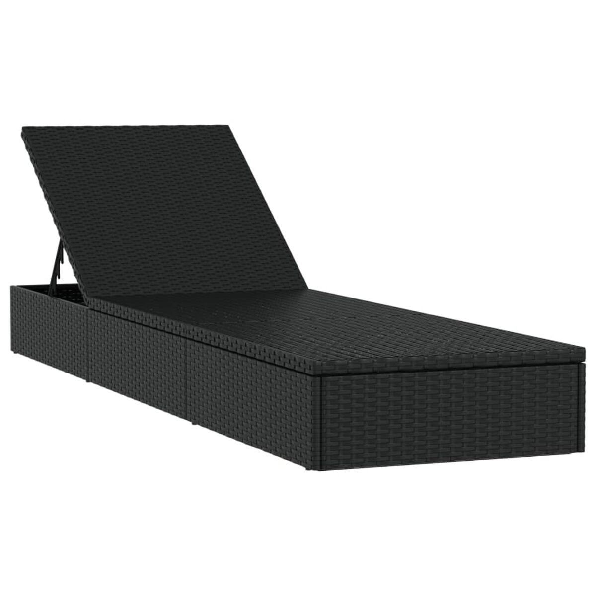 Schwarze Rattan-Sonnenliege mit verstellbarer Rückenlehne. Weißer Hintergrund.