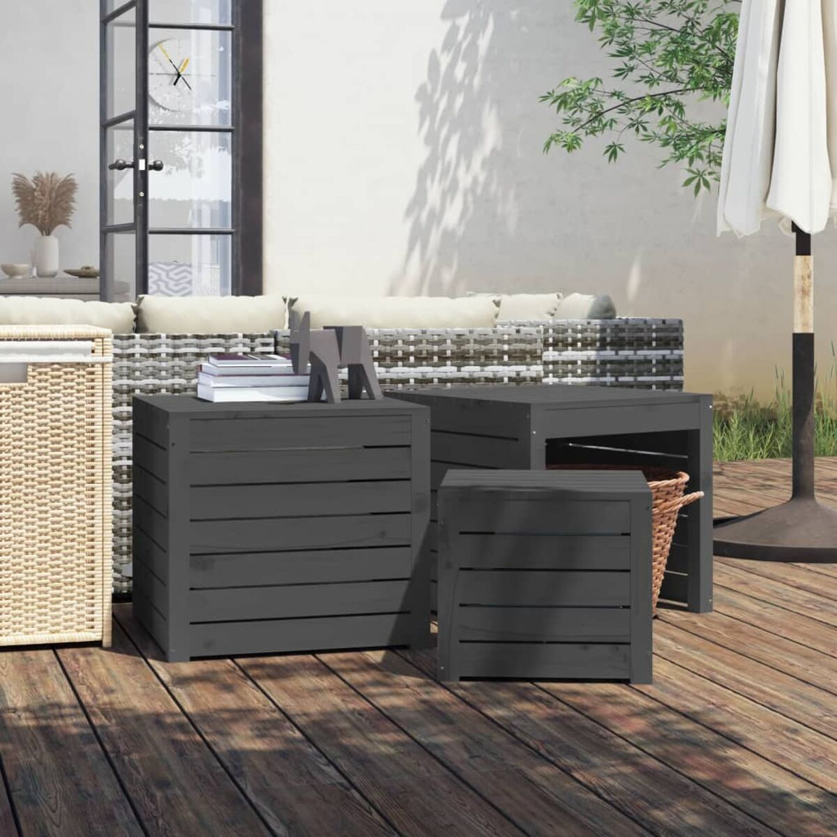Holz-Aufbewahrungsboxen in verschiedenen Größen. Die Boxen sind grau und auf einem Holzdeck.