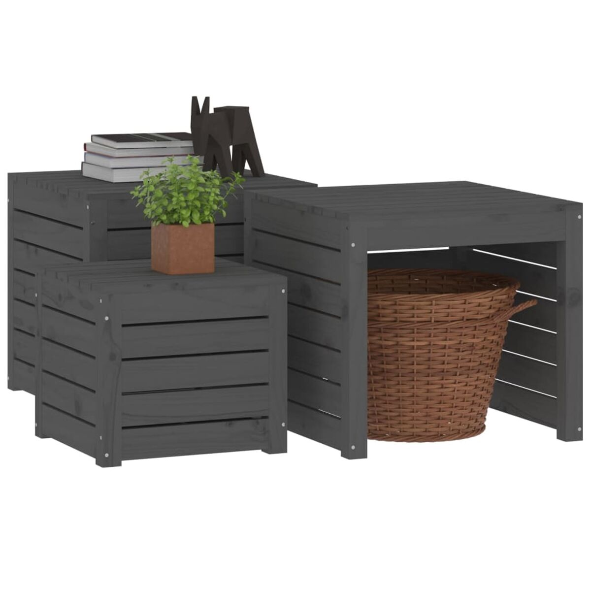 Graues Holz-Outdoor-Tischset mit Pflanzen, Büchern und einem Korb. Vordergrund: Tische, Hintergrund: weiß.