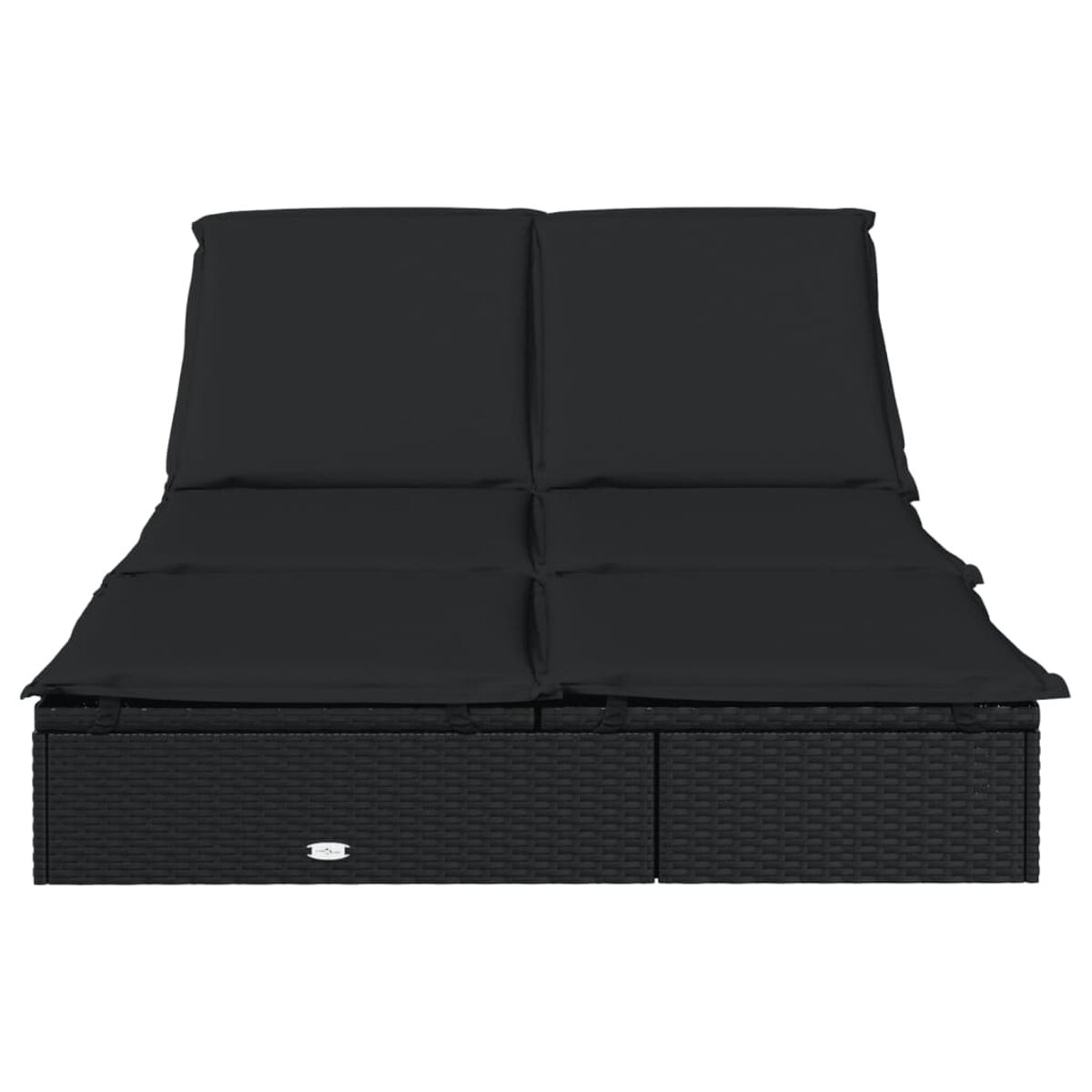 Schwarzes Outdoor-Tagesbett aus Korbgeflecht mit schwarzen Kissen, vor weißem Grund.