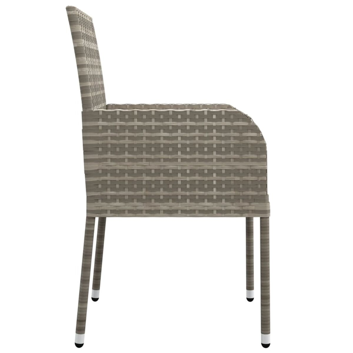 Seitenansicht eines grauen Rattanstuhls. Der Stuhl hat ein gewebtes Design und steht auf weißem Grund.