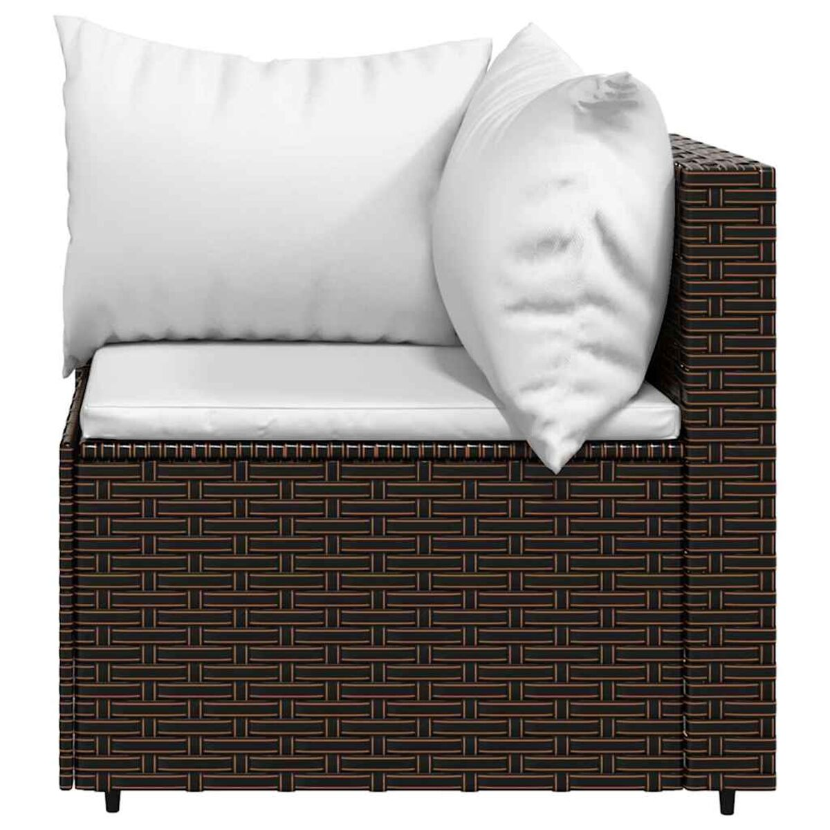 Ein braunes Ecksofa mit weißen Kissen. Die Szene ist gut beleuchtet und wirkt sauber.