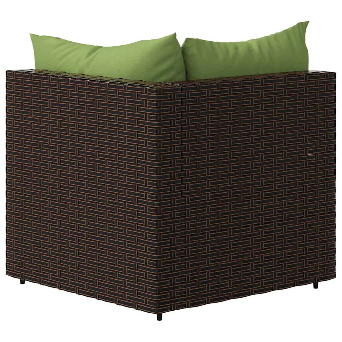 Ecksofa aus dunkelbraunem Rattan mit zwei grünen Kissen. Weißer Hintergrund.