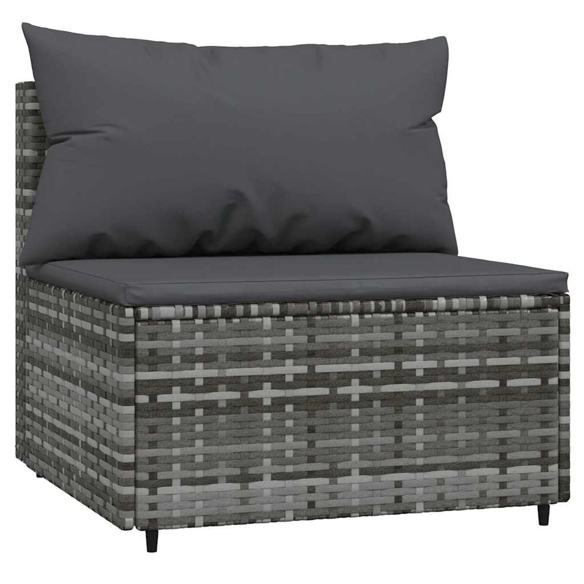 Grauer Korbstuhl mit Kissen und Kissen. Quadratisches Design, Korbbasis.