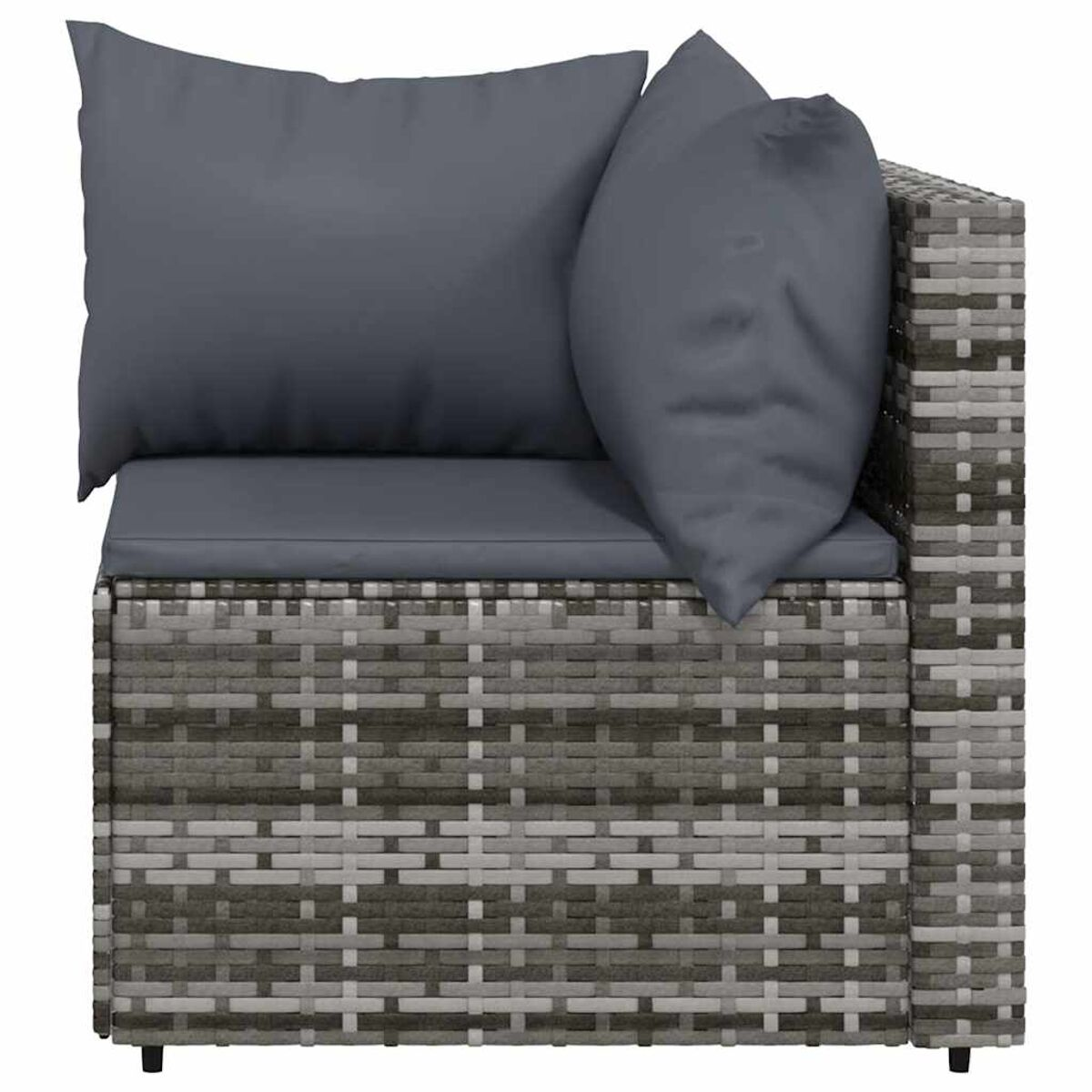 Ecksofa mit grau-weißem Webmuster. Graue Kissen. Weißer Hintergrund.