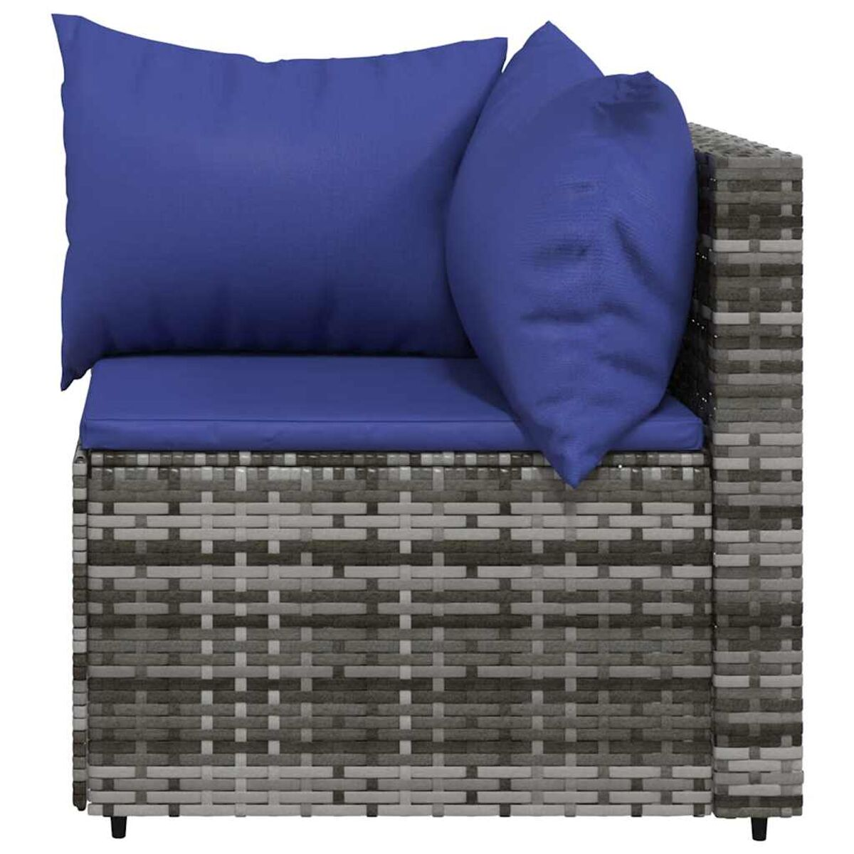 Ecksofa mit grauem Weidenrahmen, blauen Kissen. Zwei Kissen rechts.
