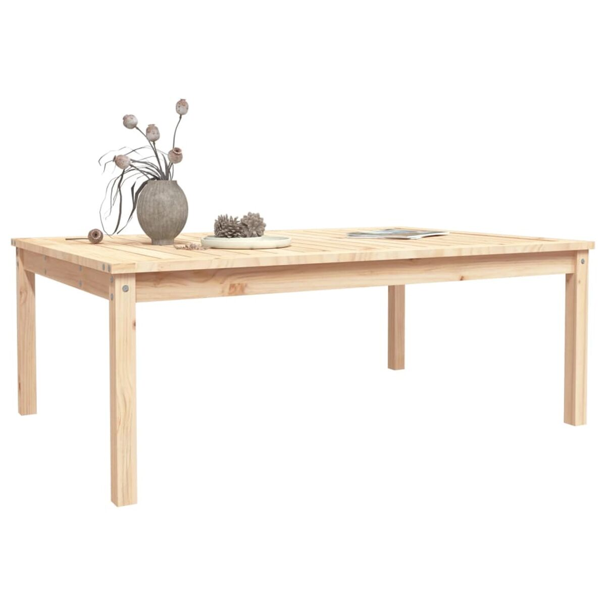 Holztisch mit Deko. Vase, Zapfen, ein Buch. Helles Holz, weißer Hintergrund.