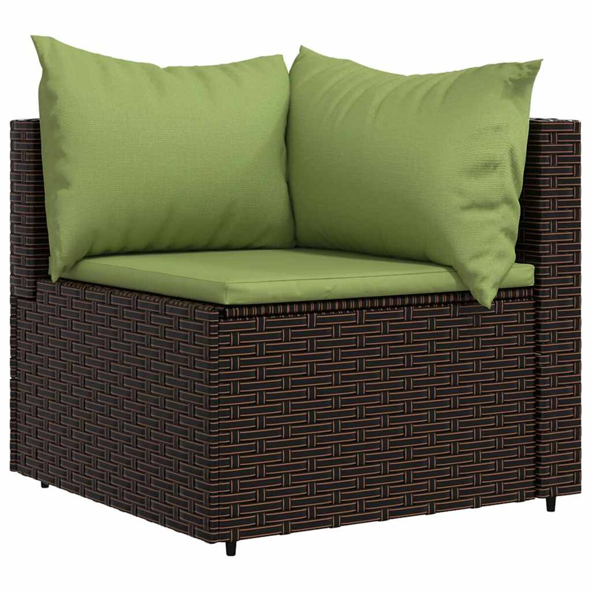 Ecksofa mit grünen Kissen und braun gewebtem Rahmen. Gartenmöbel.