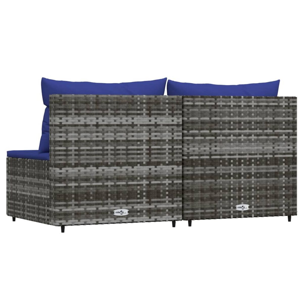 Graues Korbmöbel-Sofa mit blauen Kissen. Mit gewebter Textur und dunklen Beinen. Blick auf die Rückseite.