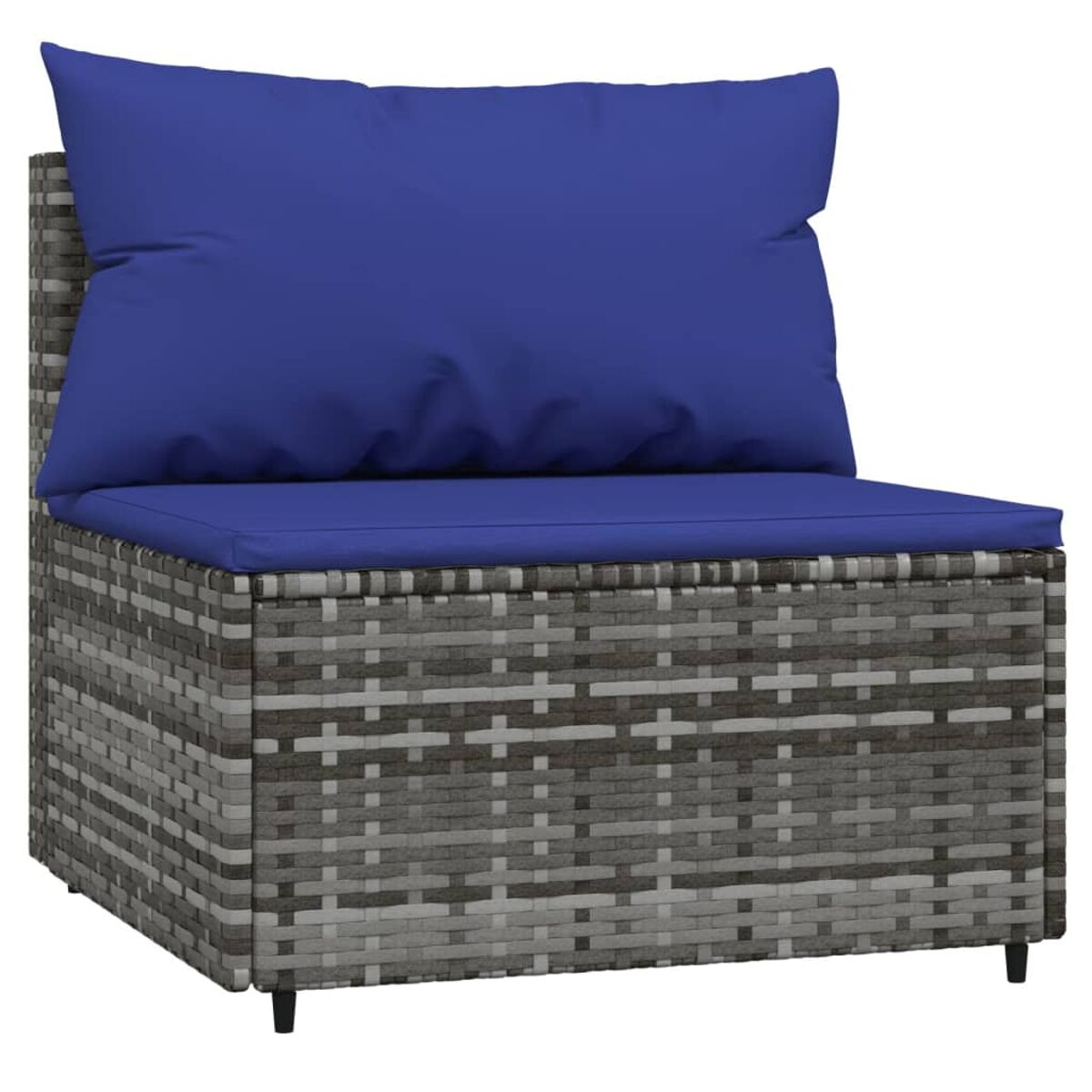 Grauer Rattan-Sessel mit blauem Kissen.