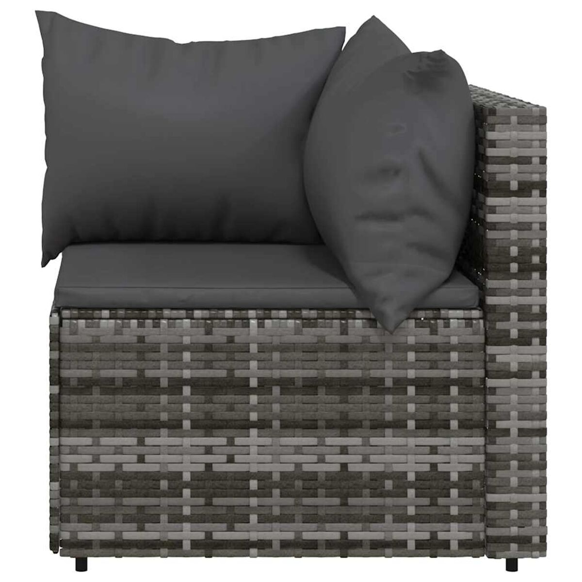 Ein Ecksofa aus Rattan mit grauen Kissen.