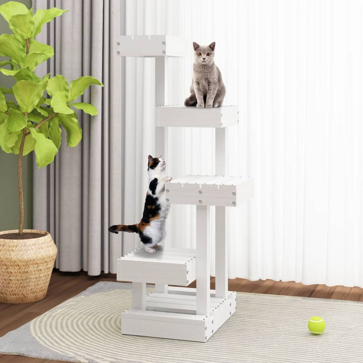 Zwei Katzen auf einem weißen Katzenbaum. Eine Katze sitzt, die andere klettert. Ein grüner Ball.