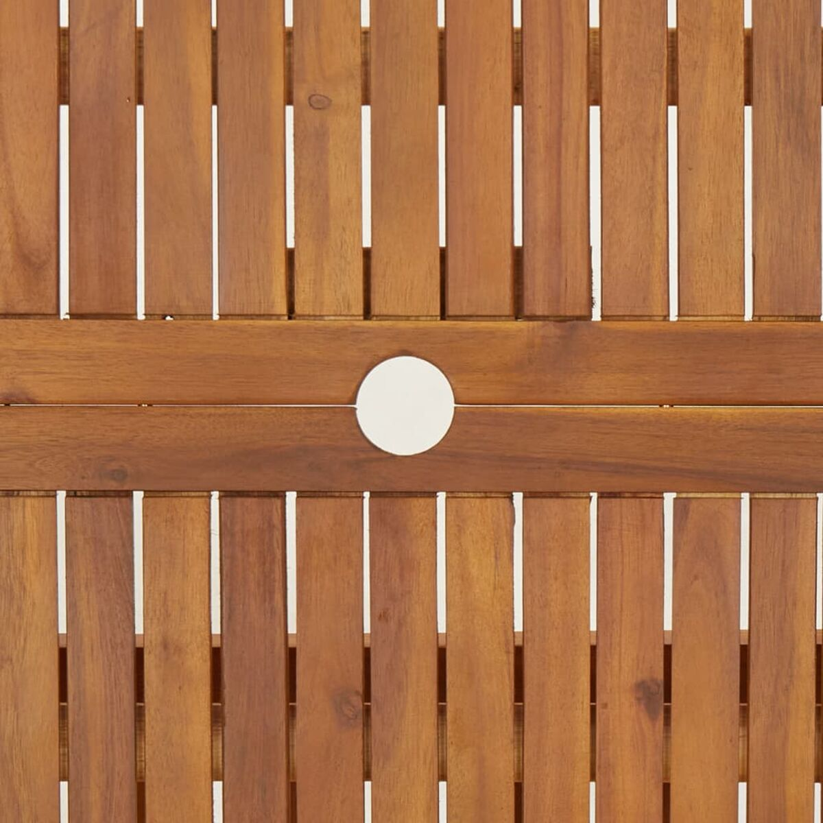 Nahaufnahme einer Tischplatte aus Holzbohlen. In der Mitte befindet sich ein weißer Kreis.
